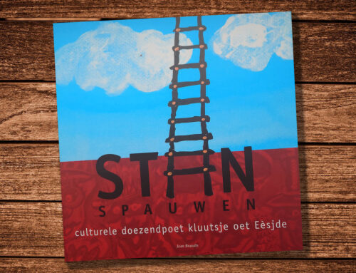 In de museumshop het boek ‘ Stan Spauwen Culturele duizendpoet en kluutsje van Eèsjde ’
