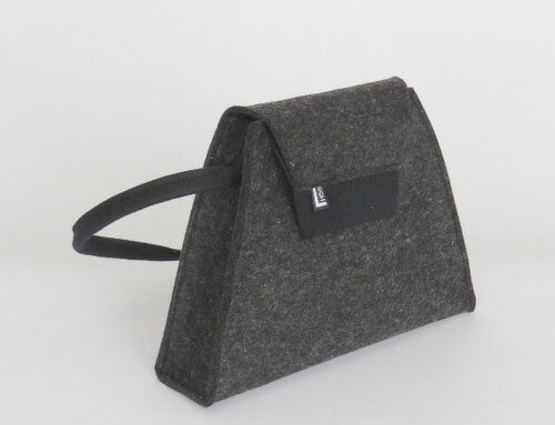 Nieuwe “bijdehandte” tassen van Lies Holthinrichs in de museumshop